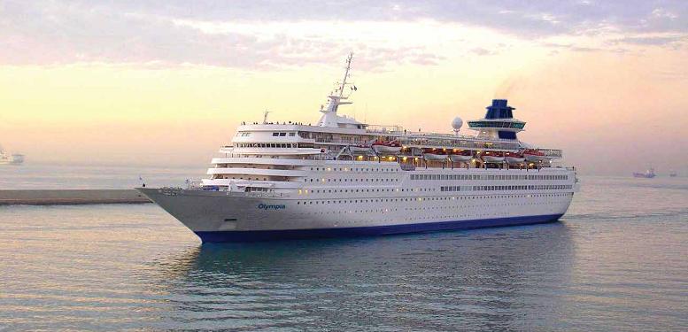 Nuestro buque llegando a puerto al amanecer CRUCEROS CELESTYAL CRUISES GRECIA CRUCEROS BARATOS LOUIS CRUISES CRUCEROS ECONOMICOS GRECIA GREEK ISLAND CRUISES LOUIS CRUISES CRUCEROS GRECIA OFERTA CRUCEROS BARATOS